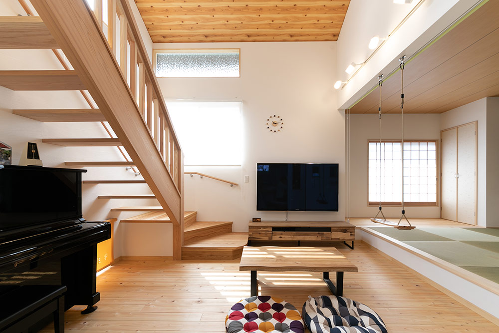 無垢材と八代のイ草が香る開放的なリビング