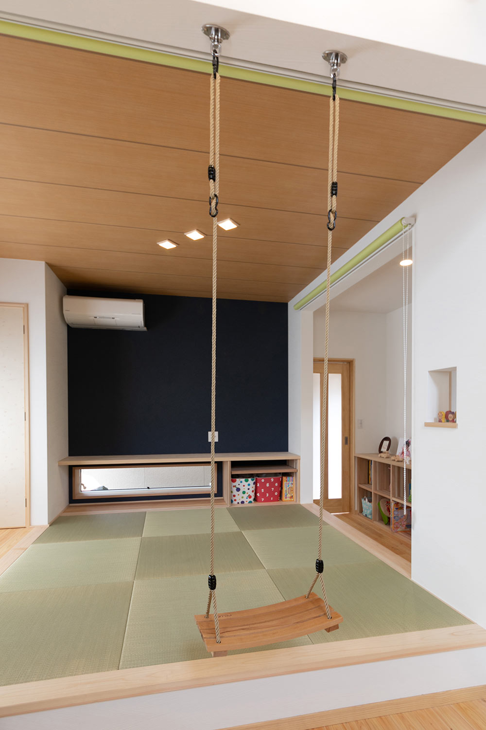 小上がりの和室はいつもお子様の遊び場に、ちょこっと腰掛けにも最適