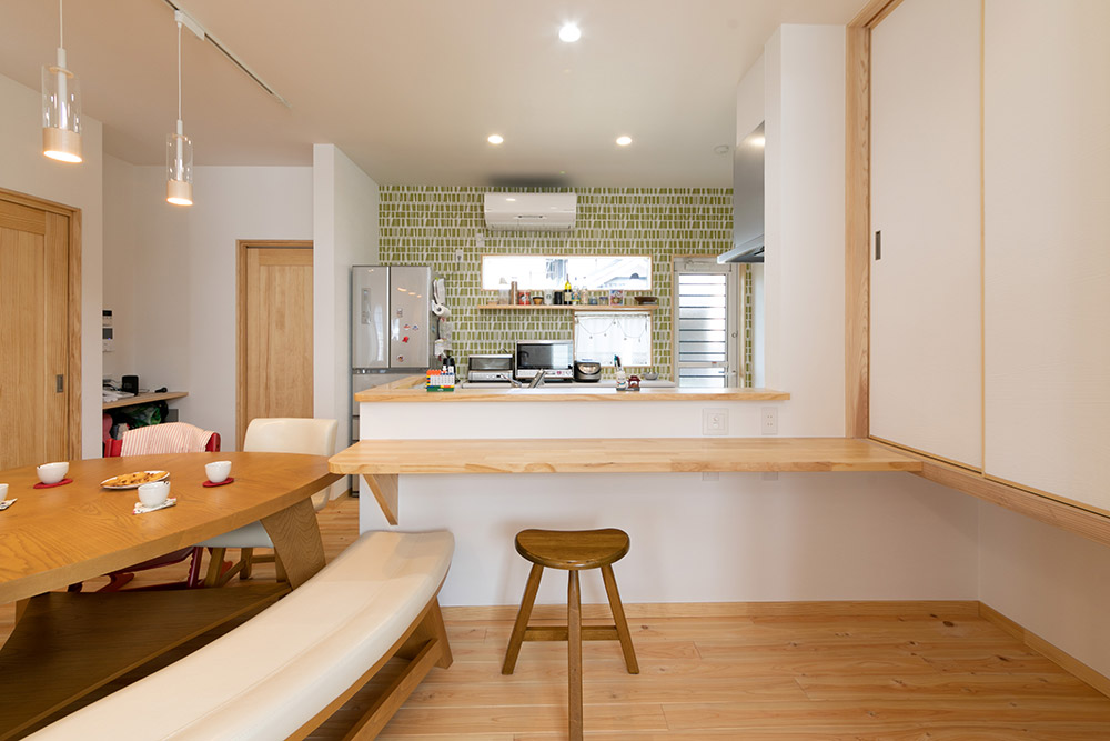 対面キッチンとカウンター、ダイニングの動線は家族の集まる空間に