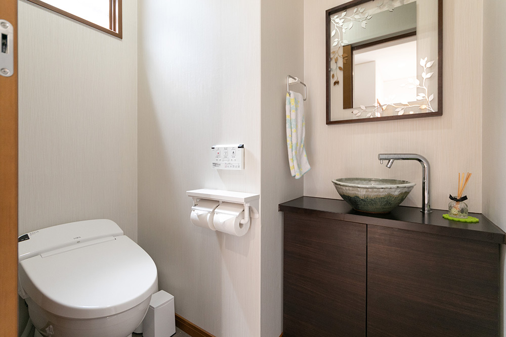 小代焼の洗面ボウルとモダンな雰囲気の収納で、すっきりとした上品な空間へ