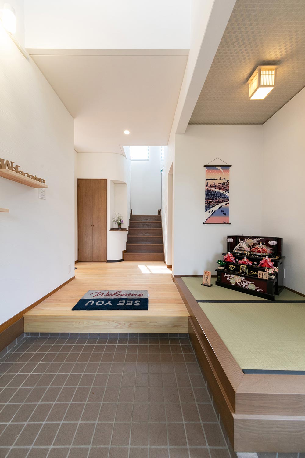 飾り棚と小上がりのタタミ空間で、おしゃれにお出迎え