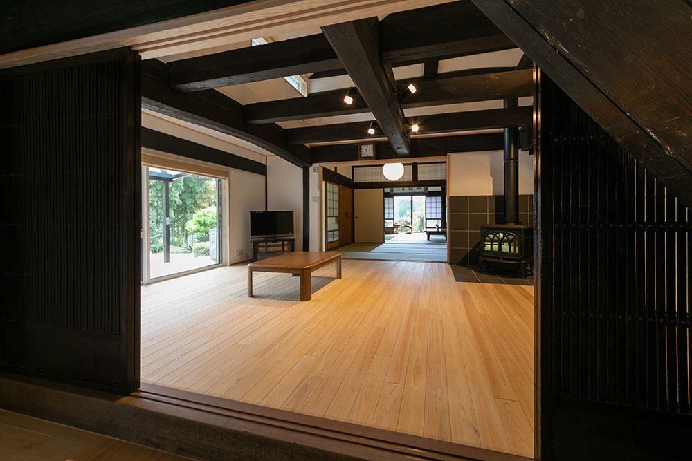 外光を取り込んで開放的な吹抜け空間