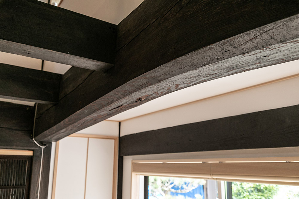 昔の囲炉裏で色づいた経年美の梁