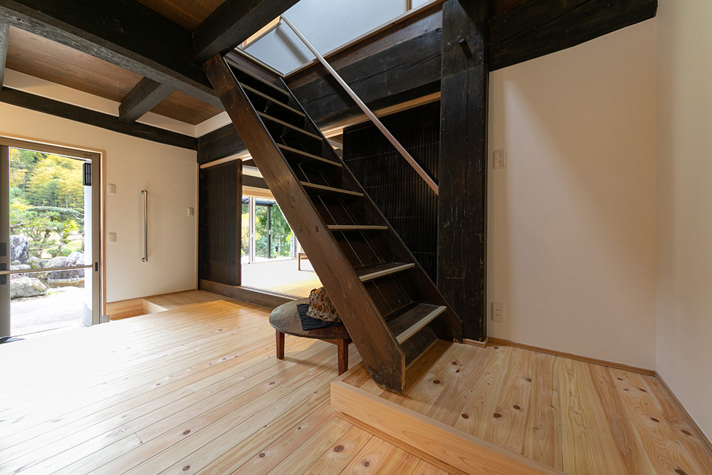 屋根裏へ続く階段は移設して再利用