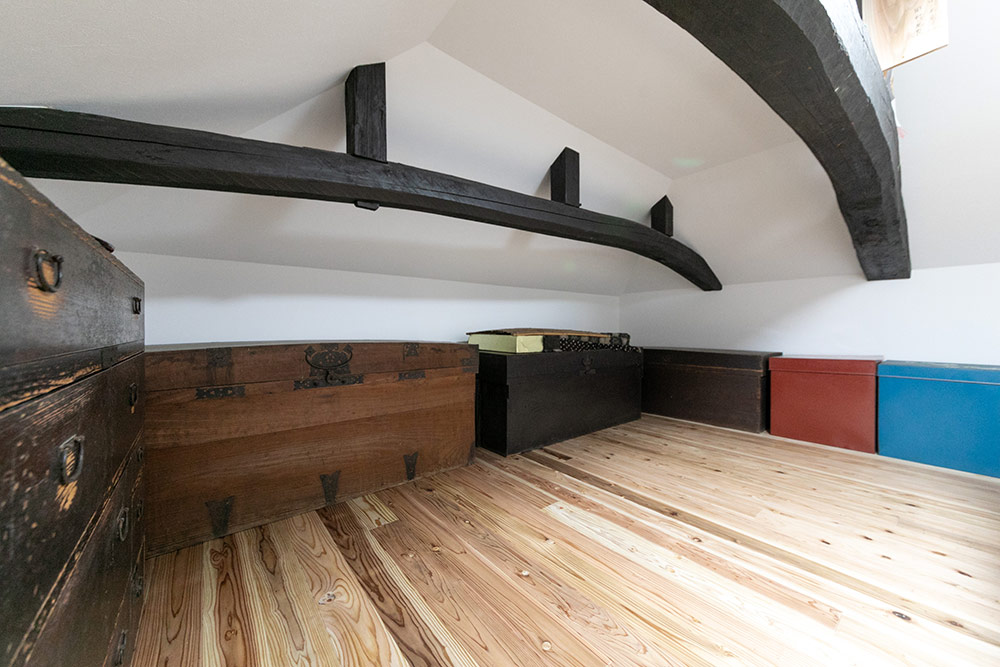 屋根裏には白のクロスで明るさを