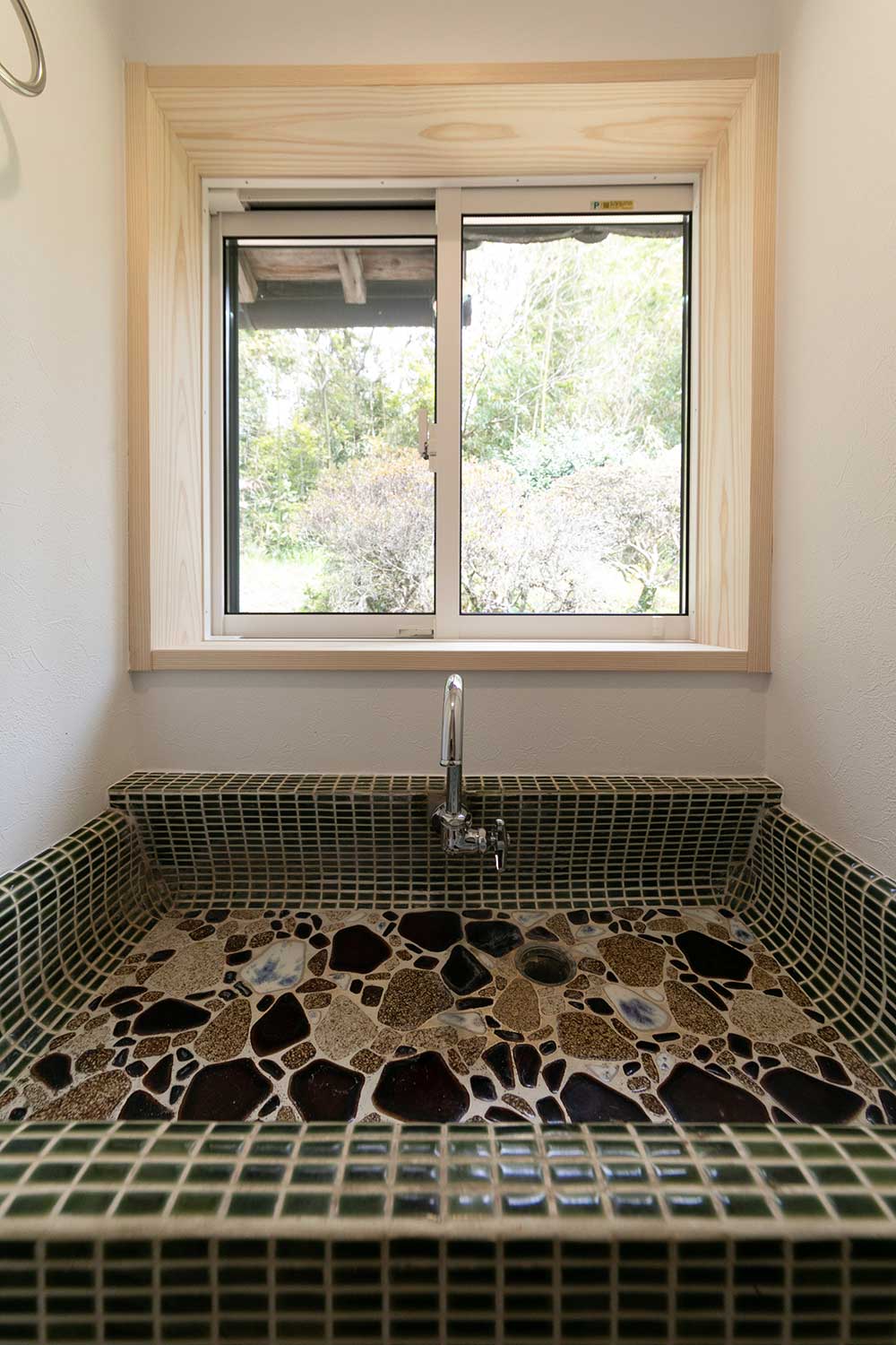 あえて壊さず再利用した、懐かしい洗面台