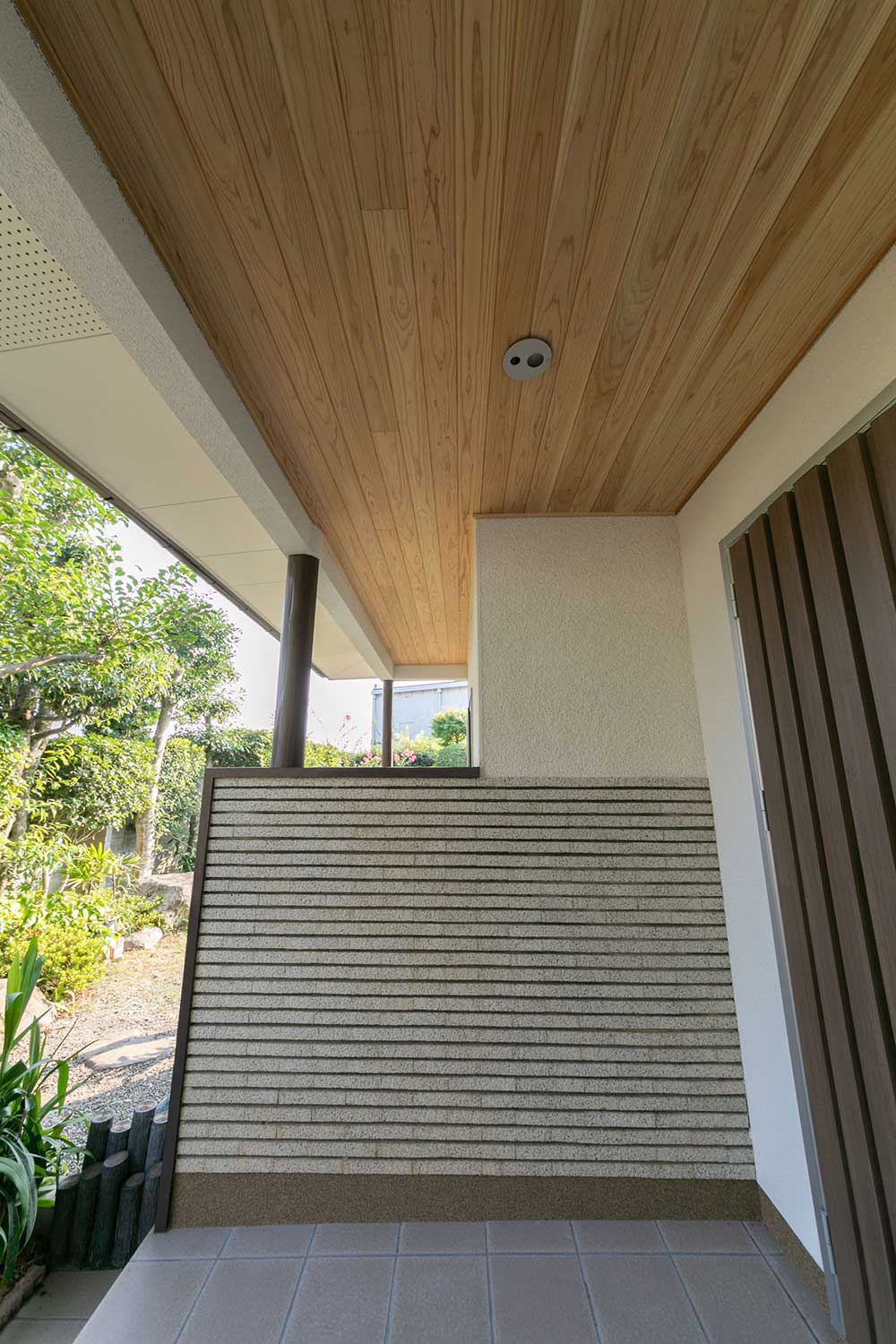 玄関の天井板を無垢材に張替えて、温かみのある玄関に