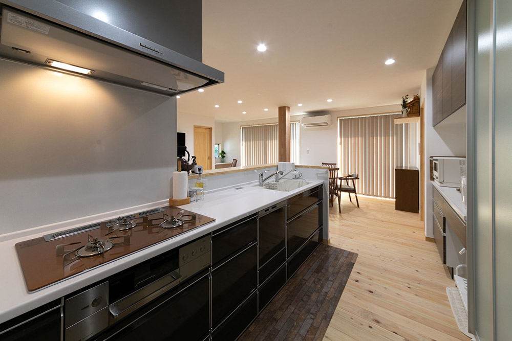 対面キッチンで家族との会話を楽しみながら、スムーズな動線で家事を楽に楽しく