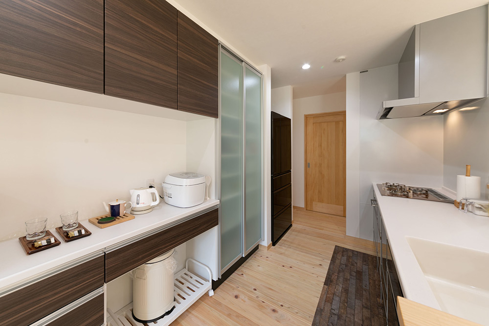 すっきり片づく、大容量の背面収納