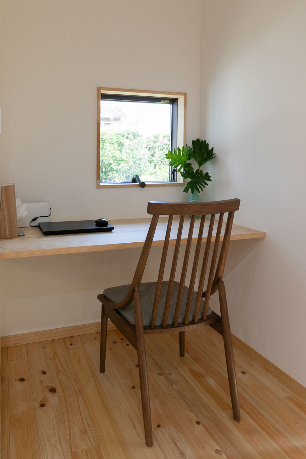 造作のカウンタースペースは、在宅ワークなど多目的に大活躍