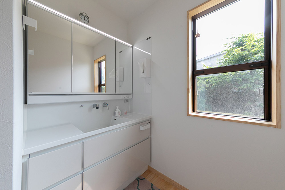 大家族にうれしい広めの洗面台とゆとりあるスペース