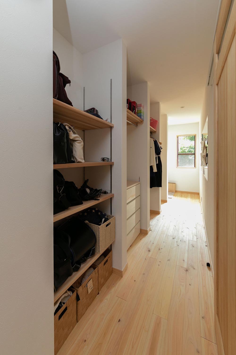 洗面所に隣接した廊下スペースに収納棚を設置。朝の身支度がスムーズに