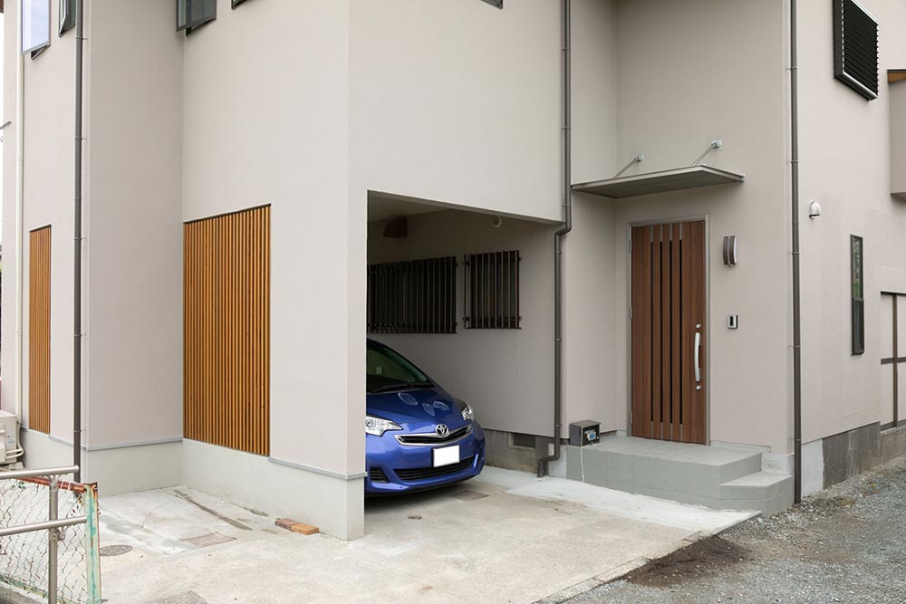 空間の有効利用で、玄関横には「インナーガレージ」