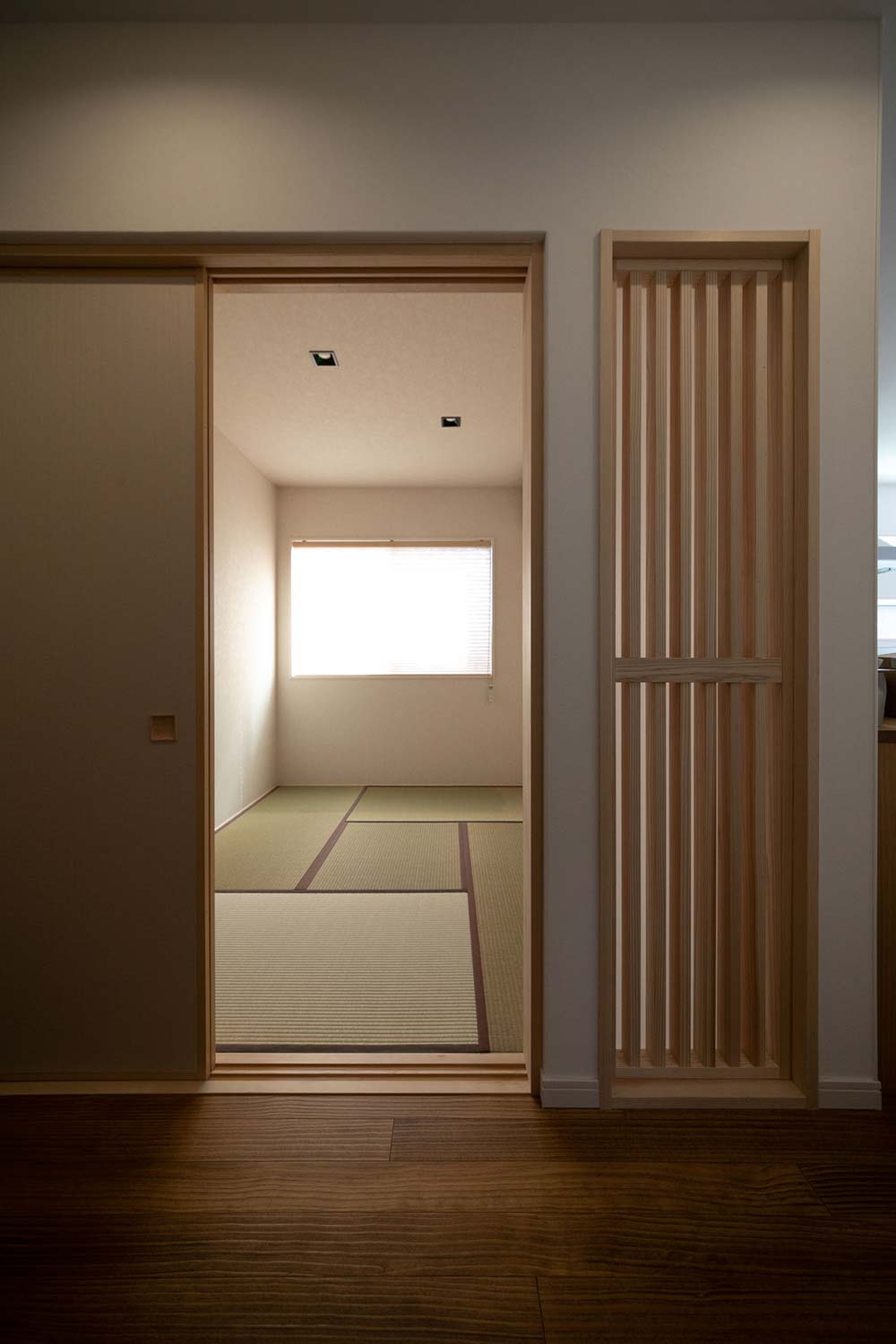 シンプルな和室には、木格子でアクセントを