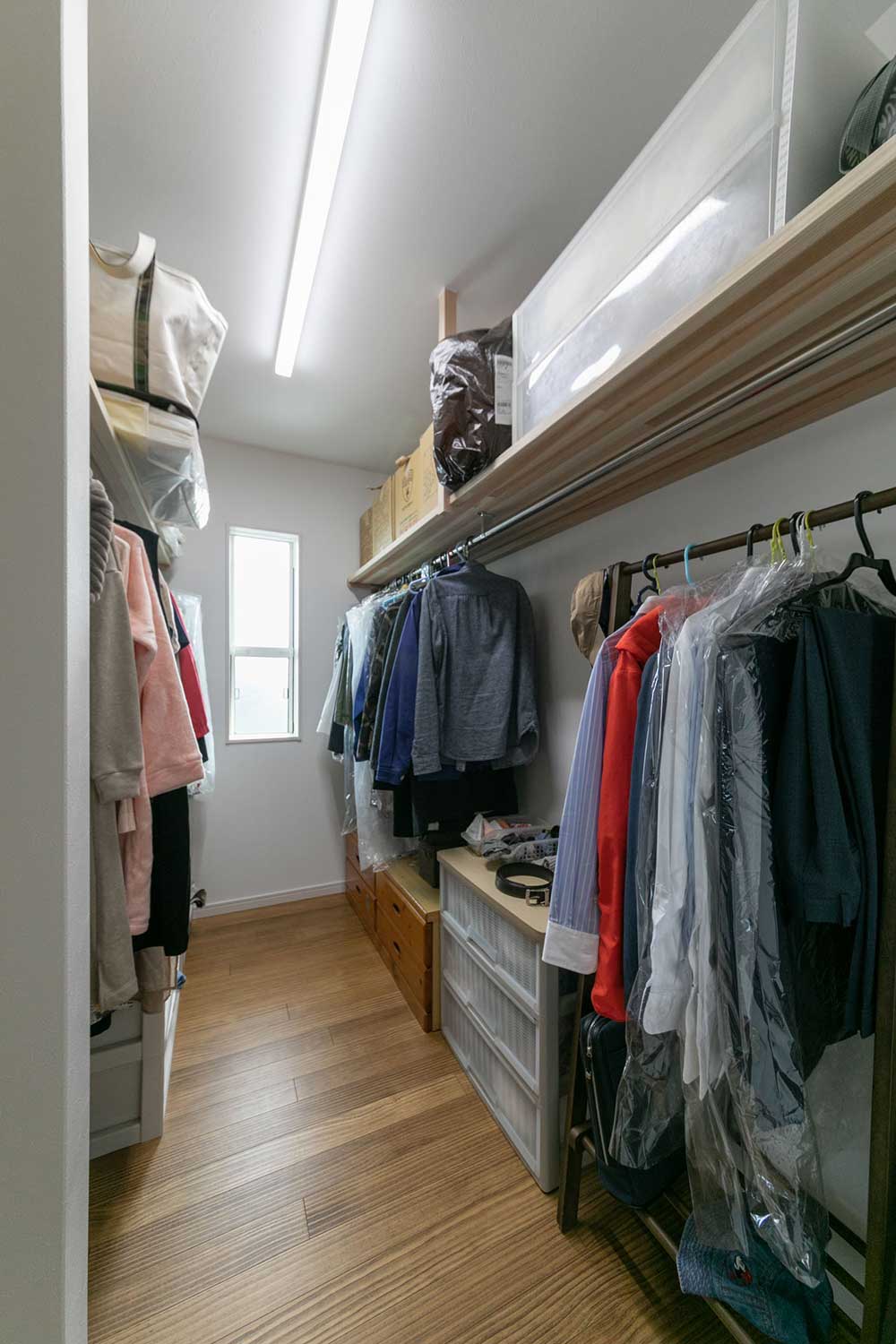 上から下までたっぷり収納できるウォークインクローゼット