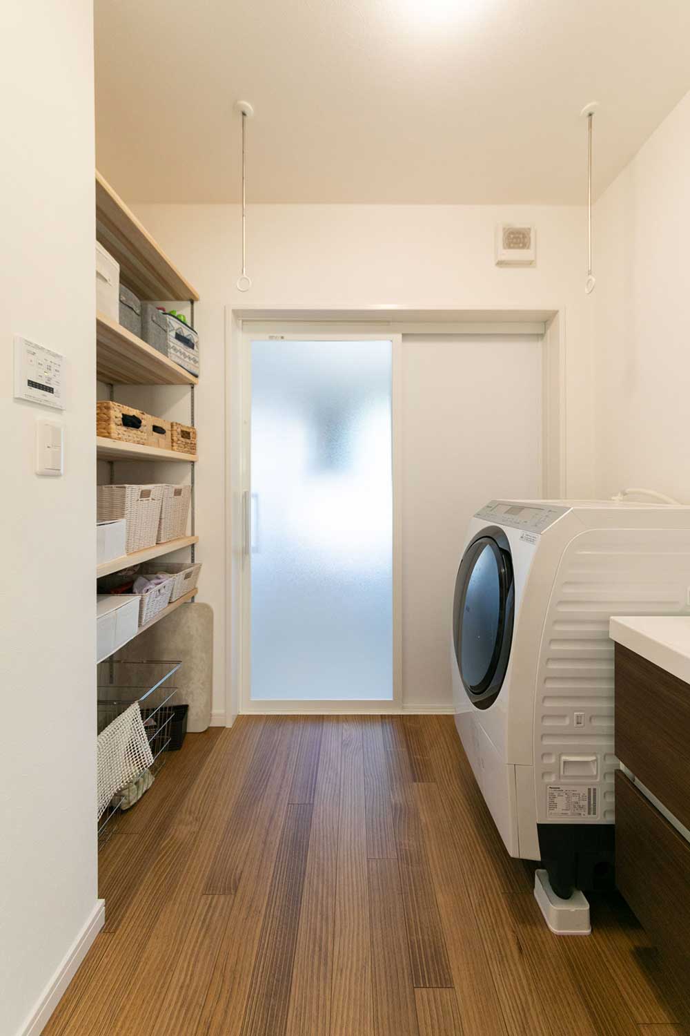 収納スペースもたっぷりで、室内干しもできる便利な脱衣室