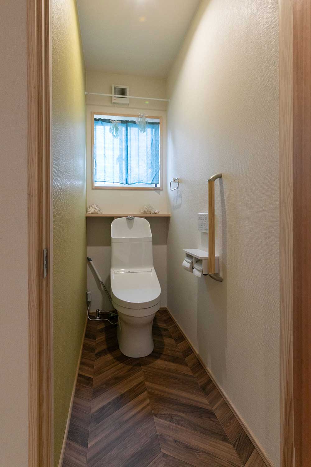 “ヘリンボーン床”で、トイレもおしゃれな空間に