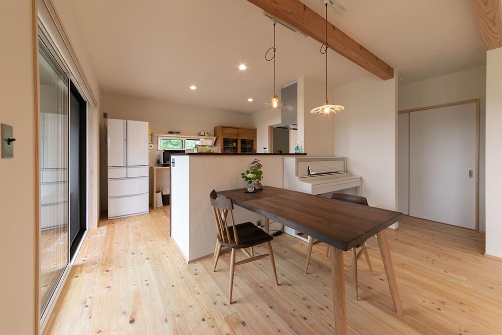 家族の顔が見える対面キッチン