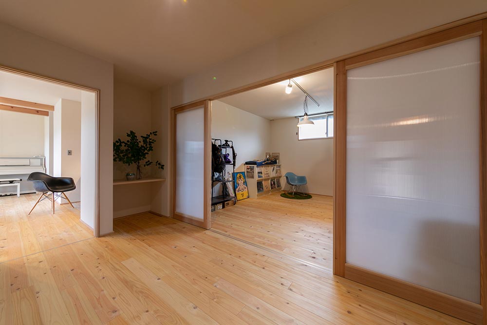 すりガラスの引き戸は、光が差し込む開放的な空間