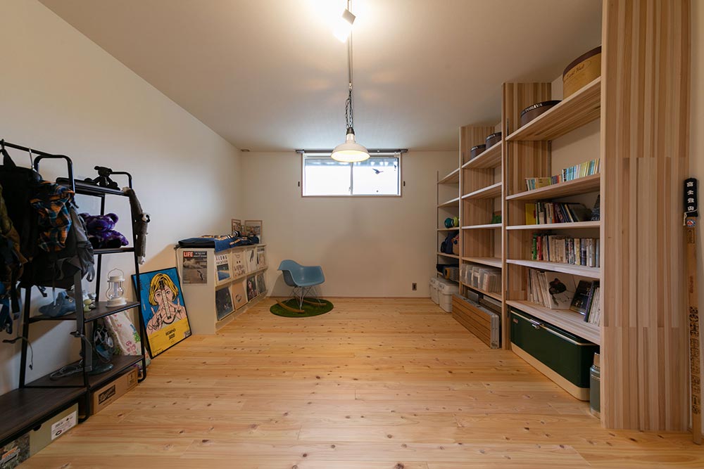 大容量の造作（オリジナル）収納がある、趣味を楽しむ部屋