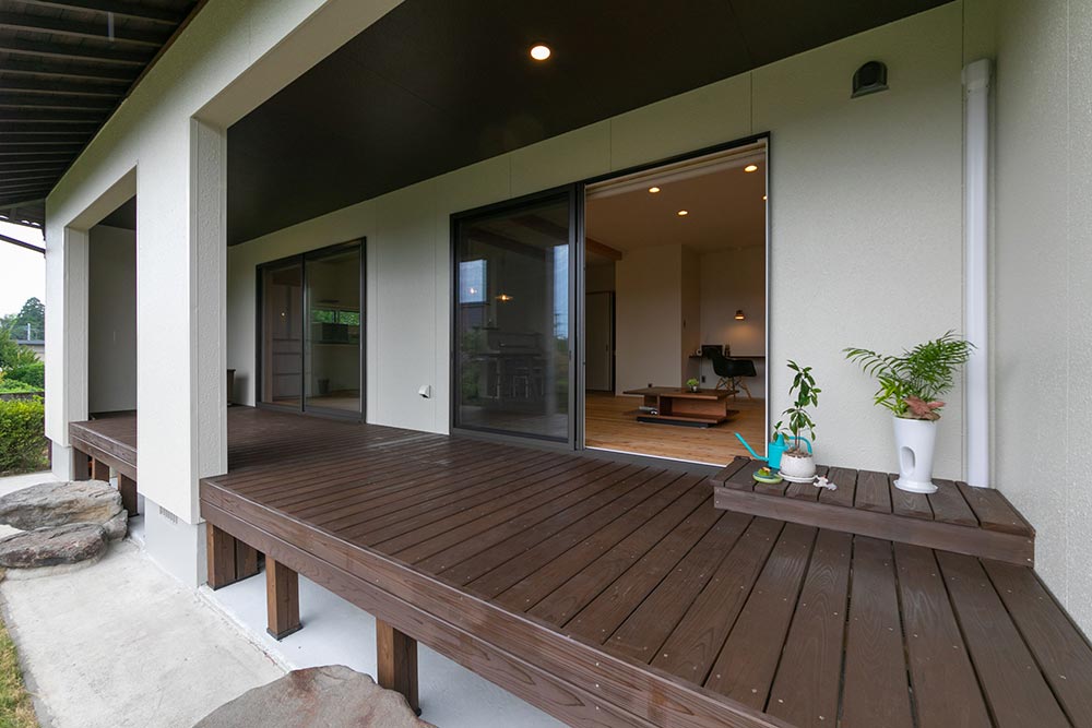 くつろいだりアウトドアを楽しんだり、大活躍の軒下ウッドデッキ