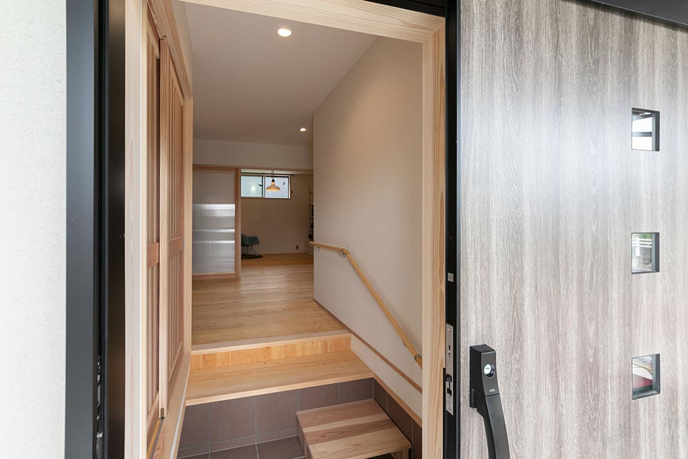 段差をなくして手すりを設置した、バリアフリーで安心の暮らし