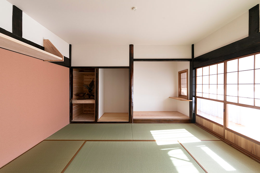 古材を魅せながら、可愛らしい仕上がりの和室