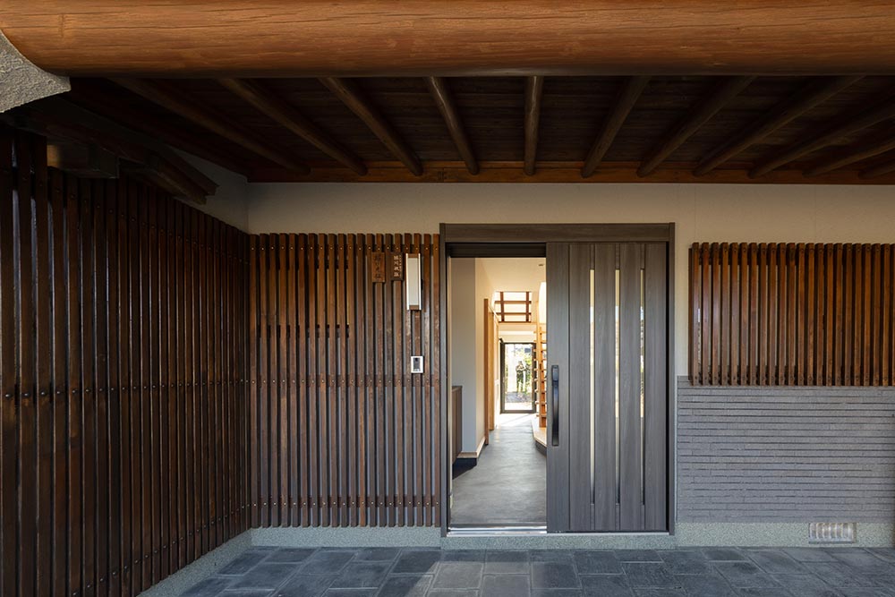 古材を再利用した、趣きある雰囲気の玄関