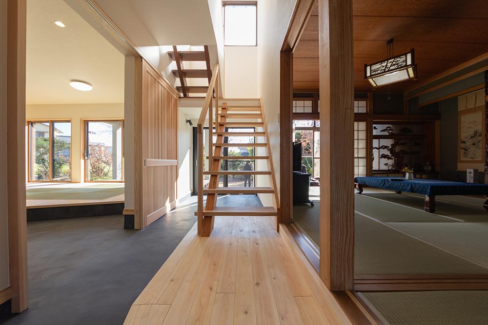 土間を中心に、プライベート空間とパブリック空間を分けた間取り