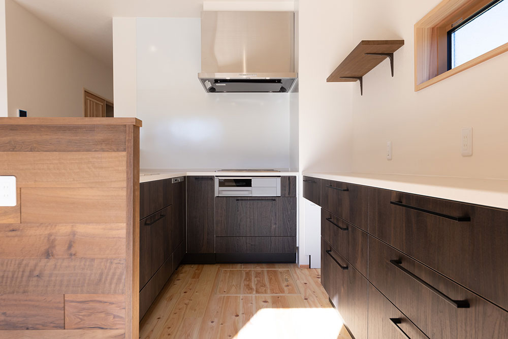 収納力も高い、シックでおしゃれな雰囲気のシステムキッチン