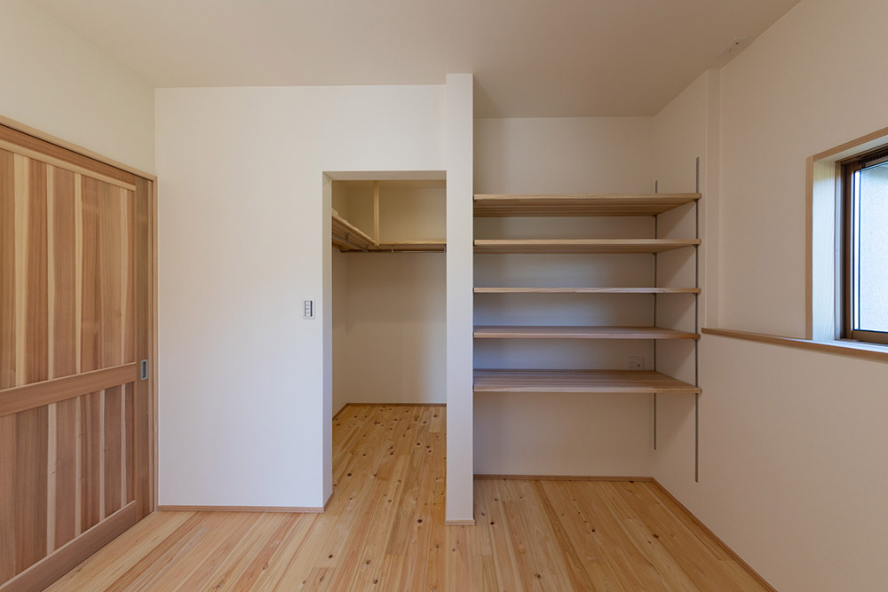 主寝室には、収納量抜群のウォークインクローゼットと可動棚