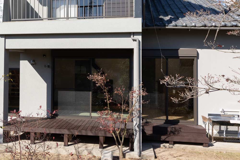 屋根付きのウッドデッキと隣に設けたシンクは、アウトドアにとても便利