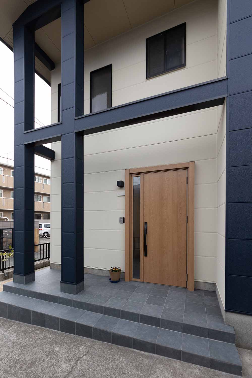 ツートーンカラーの外壁は、メリハリのあるスタイリッシュな印象に