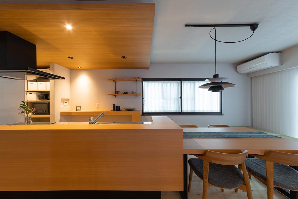 カフェのようなおしゃれな雰囲気のキッチンと、横並びのダイニング