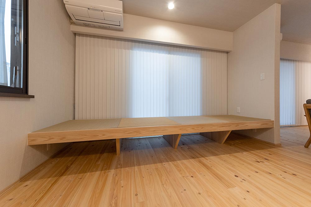 リビングの一角には、小上がりの畳スペース