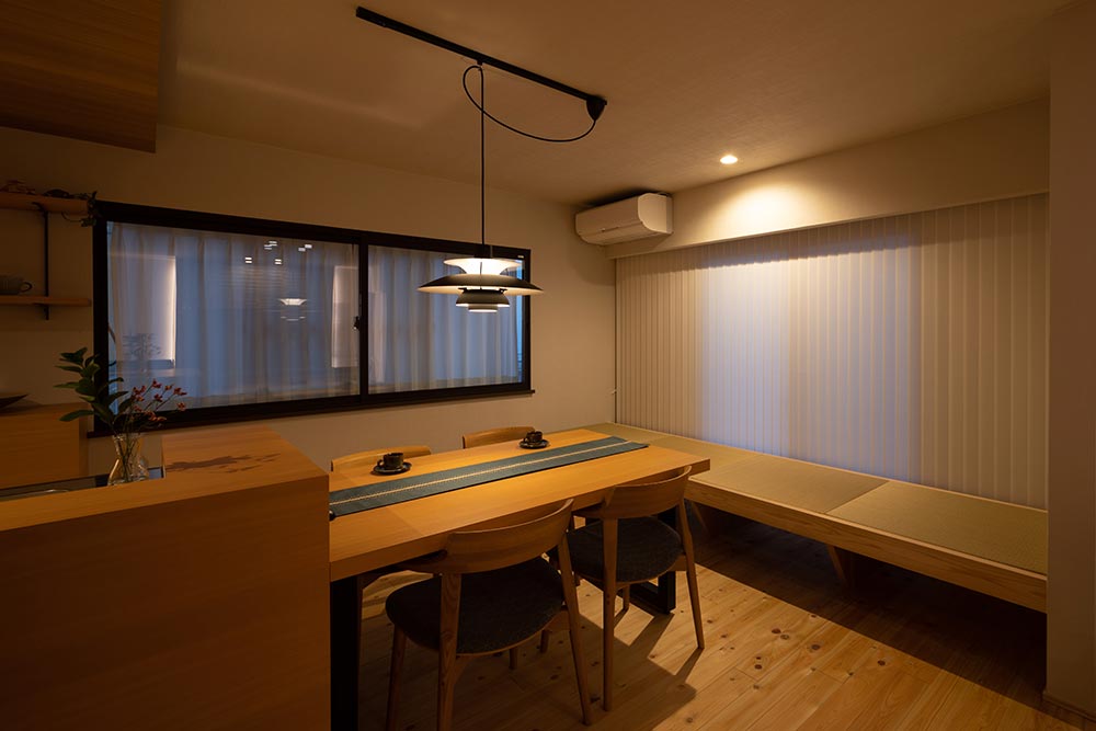 ペンダントライトで、おしゃれで落ち着いた雰囲気のダイニング