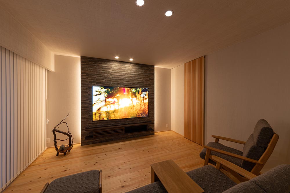 アクセントウォールと杉材のハイドアで、おしゃれで落ち着いた雰囲気のリビング