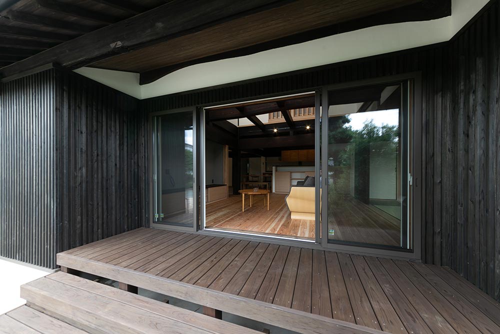 リビングとつながりのある、軒下のウッドデッキ