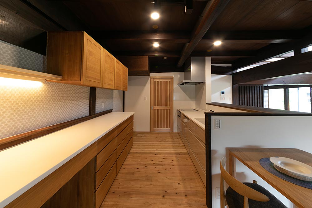 古材の梁とタモ材のキャビネットが織りなす、洗練されつつも温もりを感じるキッチン