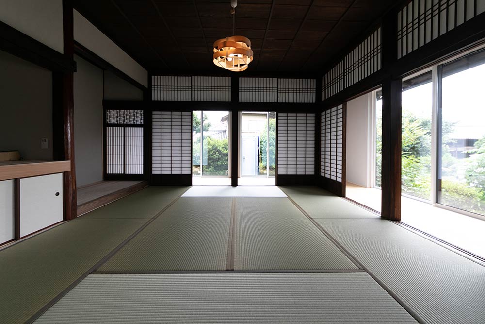 リビングルームやゲストルームなど、様々な用途に対応できるモダンな和室