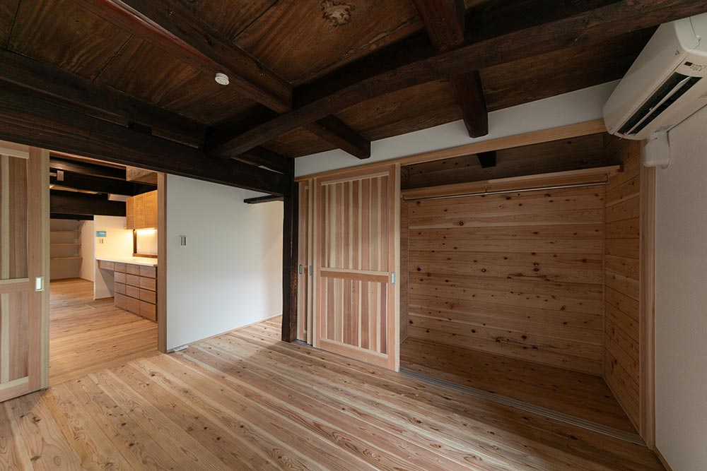 木の温かみに包まれた寝室