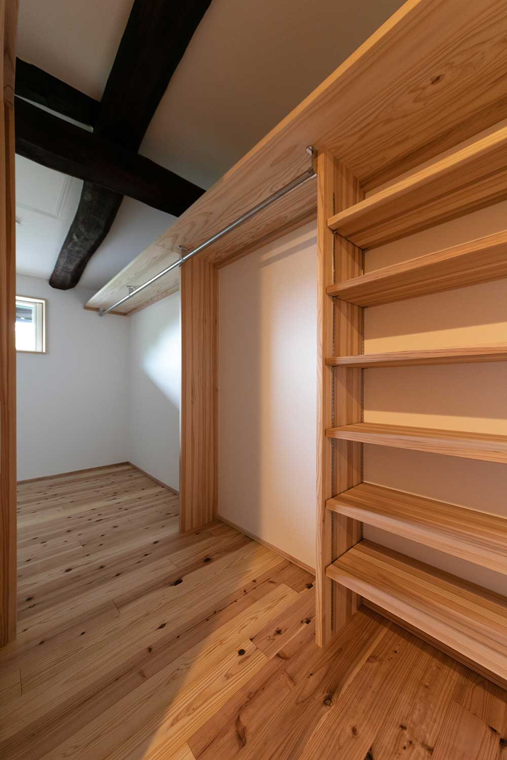 調湿効果のある木材が叶える、空気質も整う大容量の収納スペース