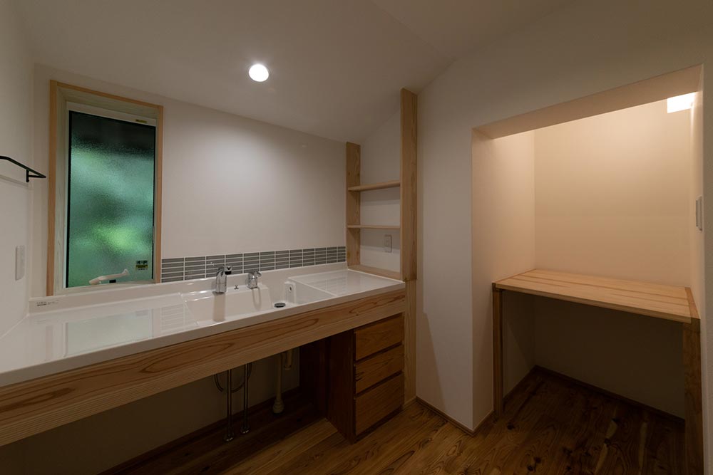 シンプルで機能的なデザインの洗面スペースは、大家族が並んで使うこともできます