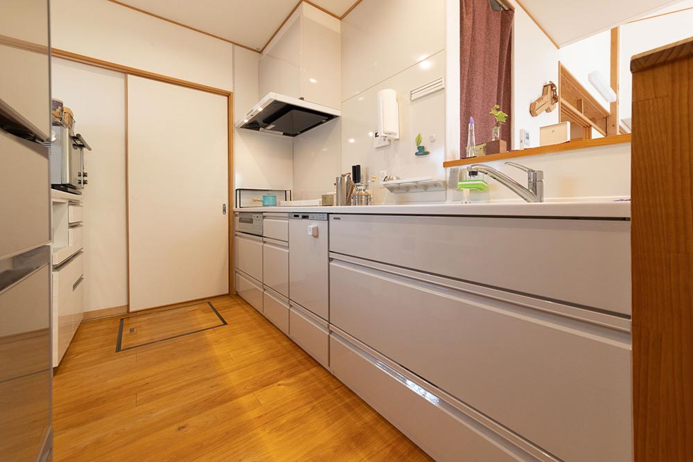 お手入れのしやすさを重視した、ホーローパネルのキッチン