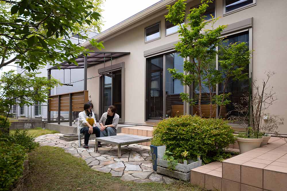 風が木の葉を揺らす音が心地良い、リラックスできるテラス