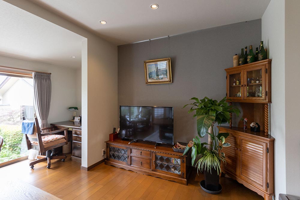 グレーのアクセントクロスで、明るさと高級感のある空間に