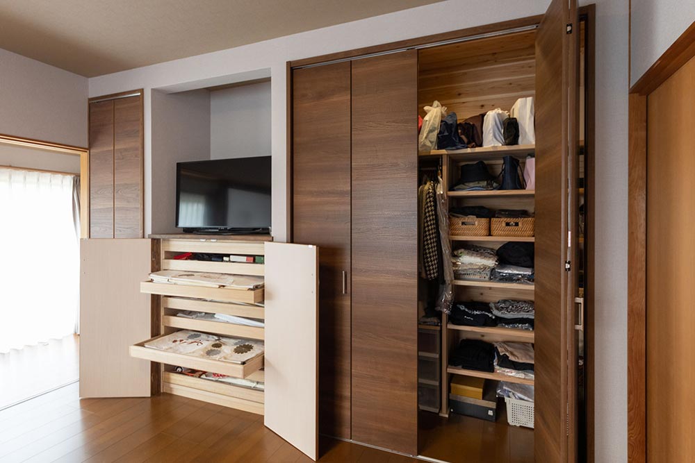 寝室に設けた収納ですっきり