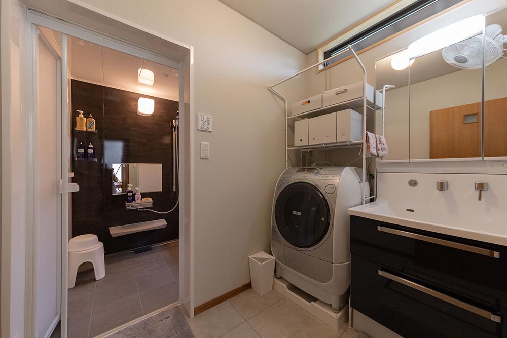 洗面脱衣室は、窓を小さくして壁面に収納スペースを確保しました