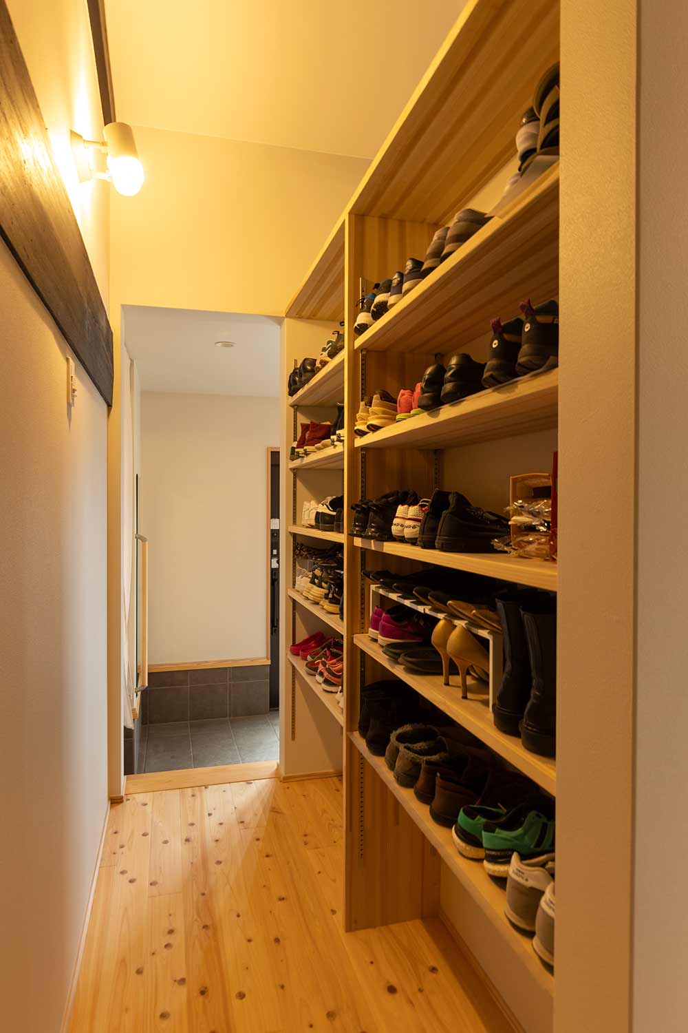 玄関から続く大容量のシューズクローゼットは、家族全員分の靴をすっきり整理することができます
