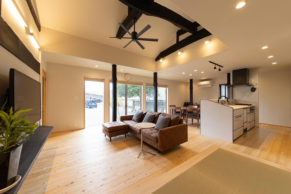 キッチン、ダイニング、リビングと繋がりがあり、家族が自然と集まりやすい空間設計